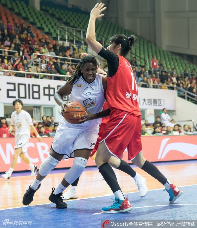 八一队孙梦然在广东队内线群中高高跃起，以一记精彩的补篮点燃替补席，她的眼神中透露出对胜利的无限渴望。