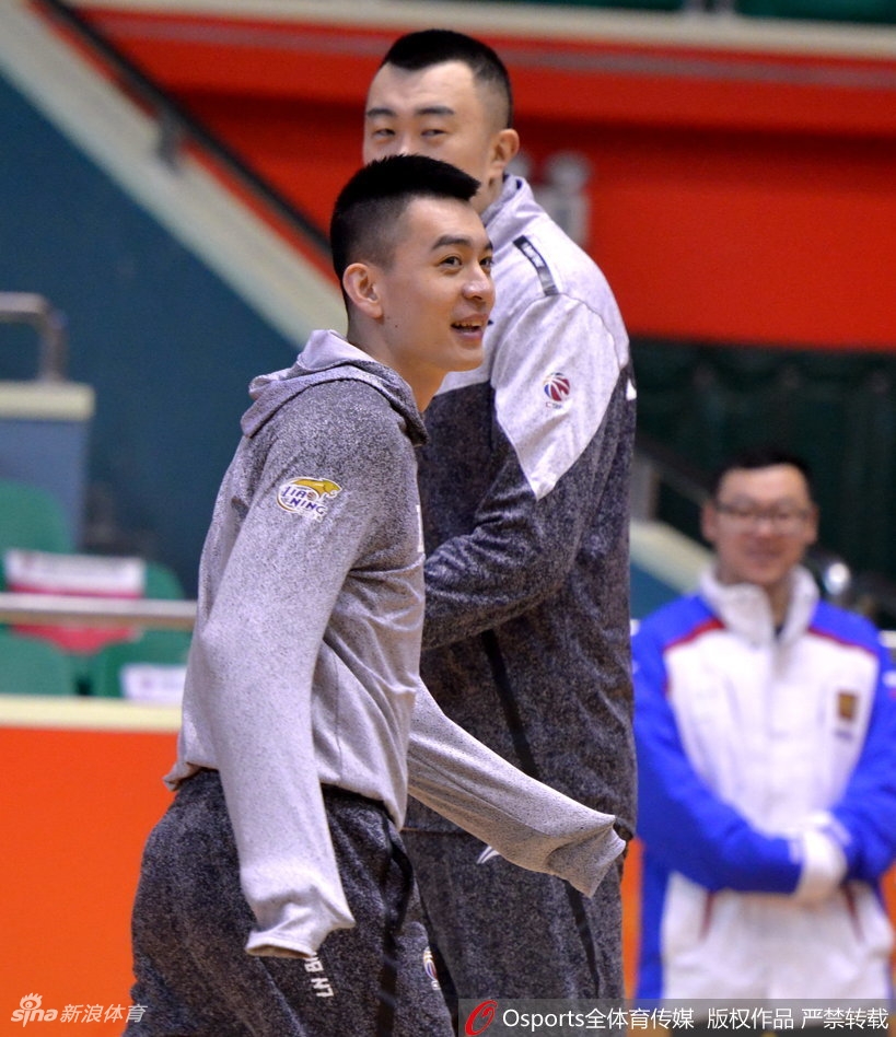 郭艾伦身披毛巾,转头与身旁的韩德君低声细语,眼神中透着专注,韩德君则认真倾听,兄弟间的默契尽在不言中。