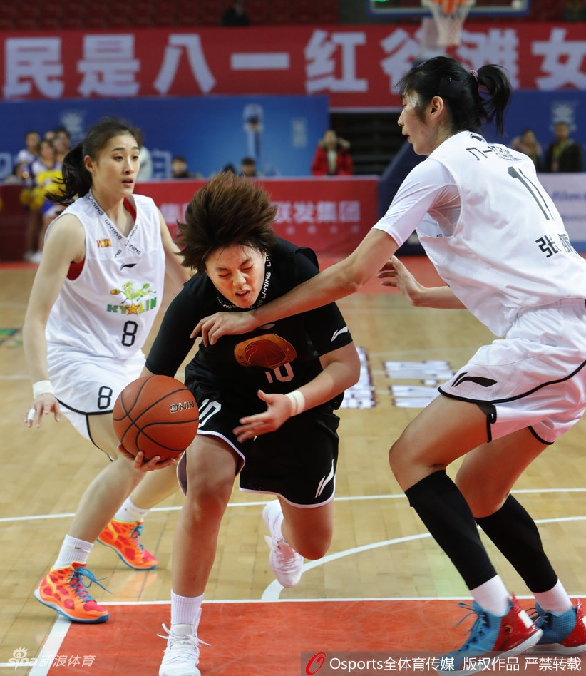 八一女篮首发五虎神情坚毅，目光如炬，在主场灯光下蓄势待发，准备用一场胜利为下半赛季的征途祭旗。