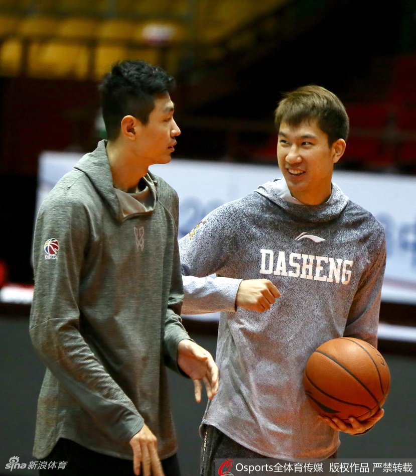 同曦将士们在训练中眼神坚毅,汗水浸透了球衣,誓要拿下这场关键胜利