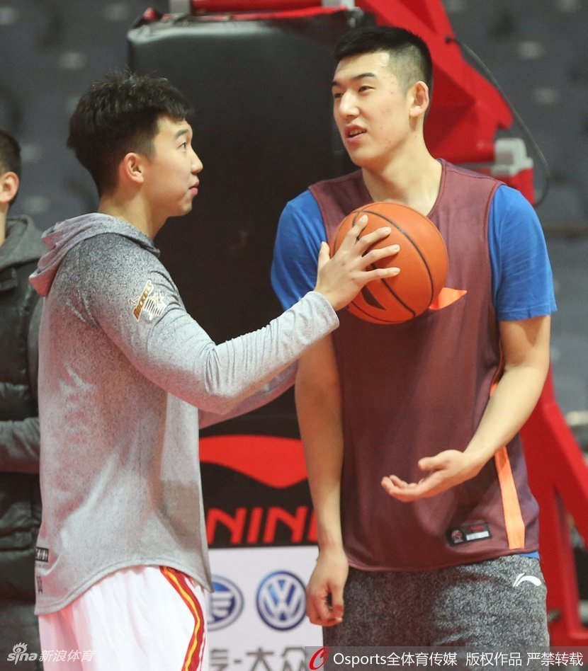 年轻的付豪在篮下卡位要球,肌肉线条在球衣下若隐若现,稚嫩的脸庞上写满了与年龄不相符的果敢,这位中国篮球的未来之星,正努力在职业赛场上扛起前辈们传递下来的大旗。