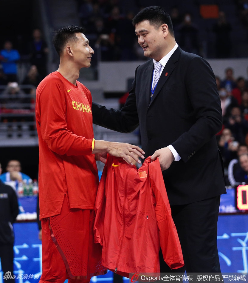 易建联将荣誉外套穿在身上，右手轻轻触摸着衣袖上那一颗颗代表国家队征战经历的五角星，低头凝视，仿佛在那一刻回望自己走过的漫长而辉煌的国手之路。