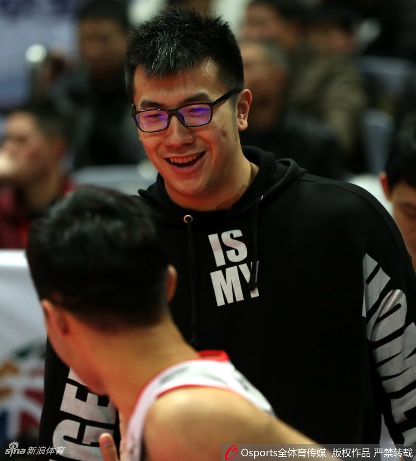 邹雨宸双手撑膝俯身望向球场