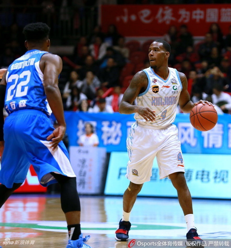 西热力江快攻中犹如一道红色闪电,高高跃起单手劈扣,这一刻他燃烧的斗志点燃了整座体育馆。