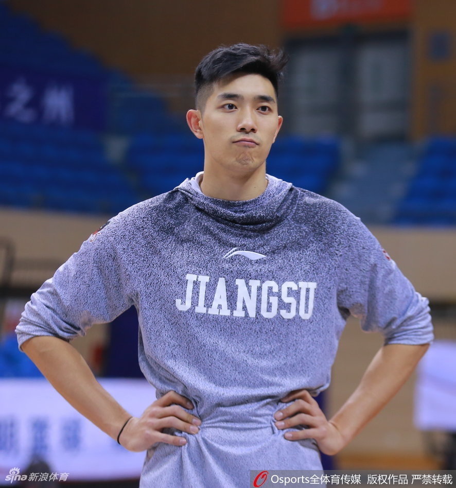 李原宇在赛前热身中练习中投,神情认真,面对旧主广东队,他渴望用表现证明自己。