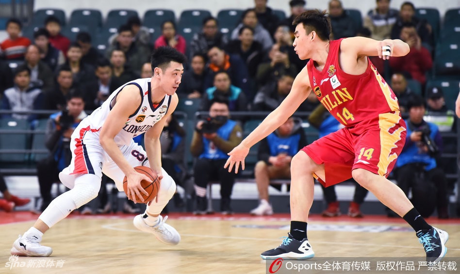 鞠明欣在快攻反击中犹如一道白色闪电，他持球高速推进，面对空篮轻松上进，这次得分也帮助广州队进一步拉大了领先分差。