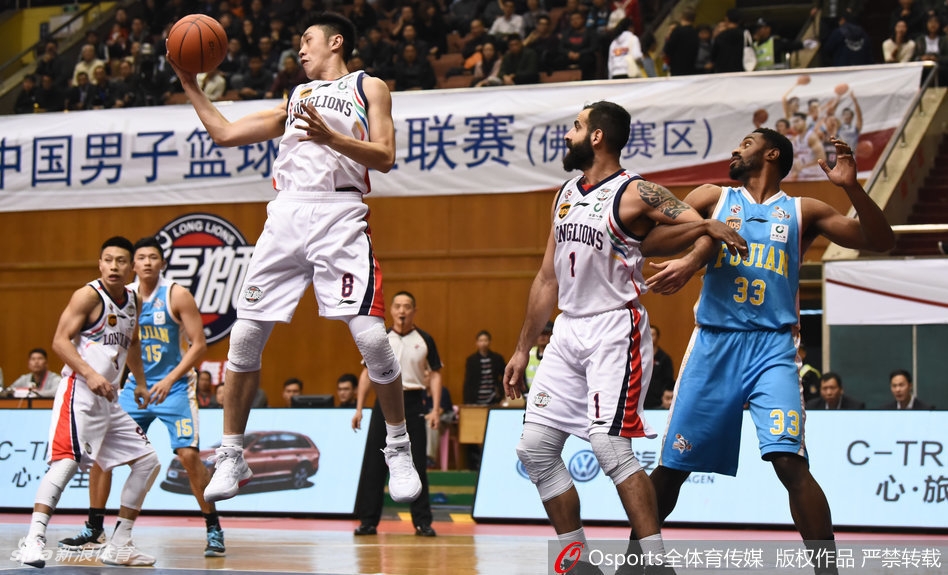 广州队桑尼在福建队员的包围下高高跃起，强硬摘下一个宝贵的前场篮板球，为球队创造了二次进攻机会。