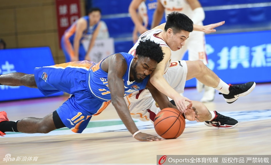 浙江队主帅在场边激情指挥，他的肢体语言极具感染力，仿佛要将内心的求胜欲望传递给场上的每一位弟子。