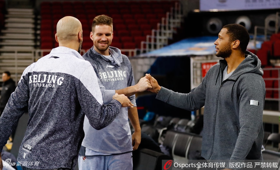 北控队友们围在马布里身边认真聆听战术部署，老马用手势比划着跑位路线，这一刻他是场上绝对的领袖和指挥官。