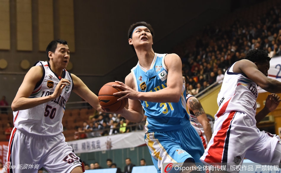 福建队外援史密斯在多人包夹下强行突破，他本场贡献了37分，是球队紧咬比分的重要火力点。