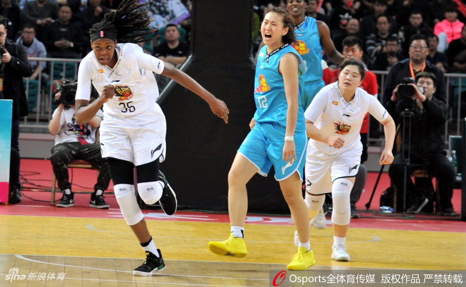 山西与北京的球员们在篮下为了球权展开激烈肉搏,手臂交织,肌肉碰撞,每一个地板球都要付出百分百的努力,诠释了总决赛的硬度。