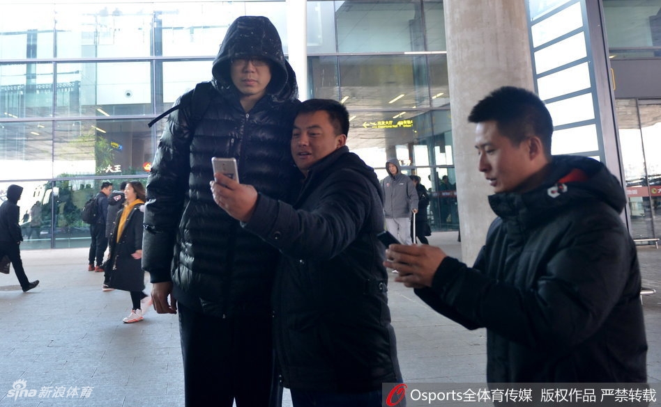 辽篮主帅郭士强指导走出机场,神情沉稳,对于球迷的签名要求也是来者不拒,展现出一支成熟球队主帅的风范。