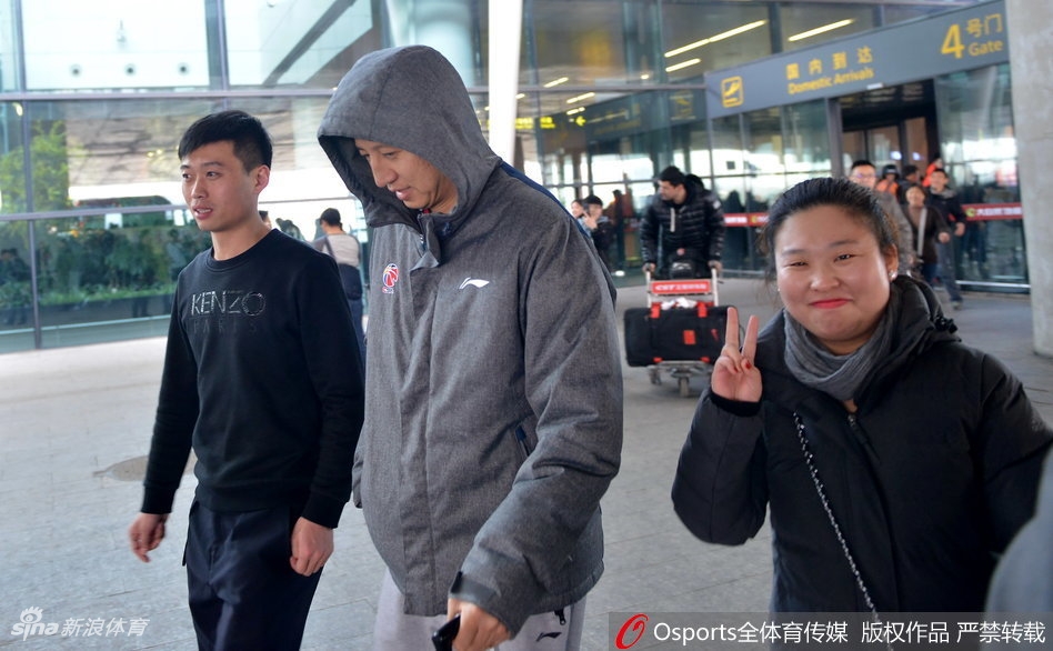 李晓旭在球迷的簇拥下前行,经历了大伤归来,他的每一次亮相都让球迷倍感珍惜,纷纷送上鼓励与支持。