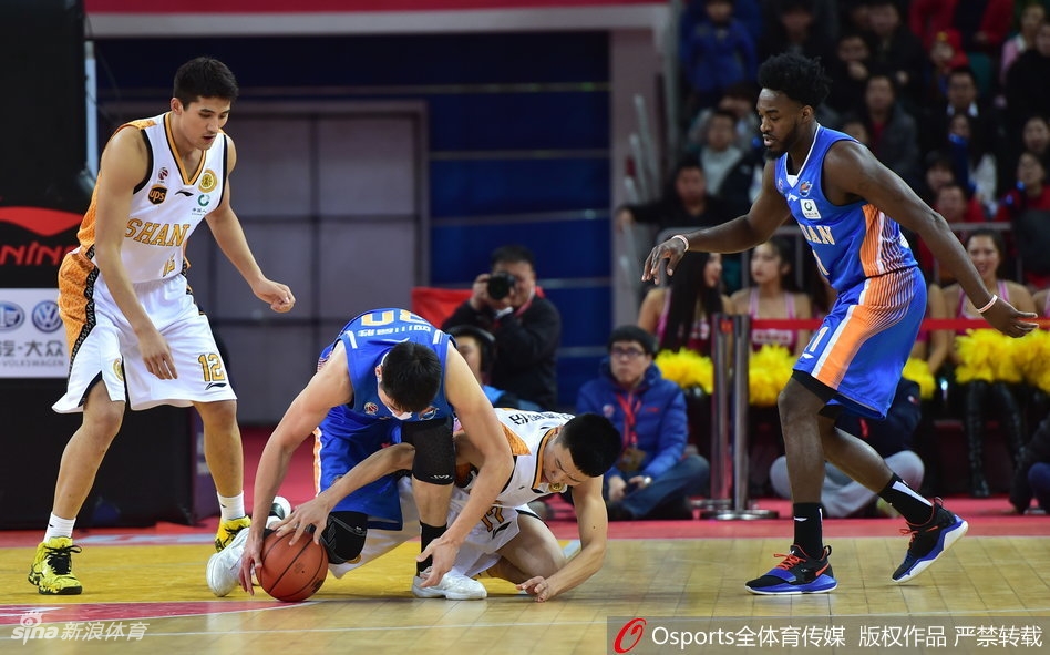 赛场上拼抢激烈，山西与四川的球员们为了球权奋不顾身地倒地争抢，展现了竞技体育最原始的魅力与激情。