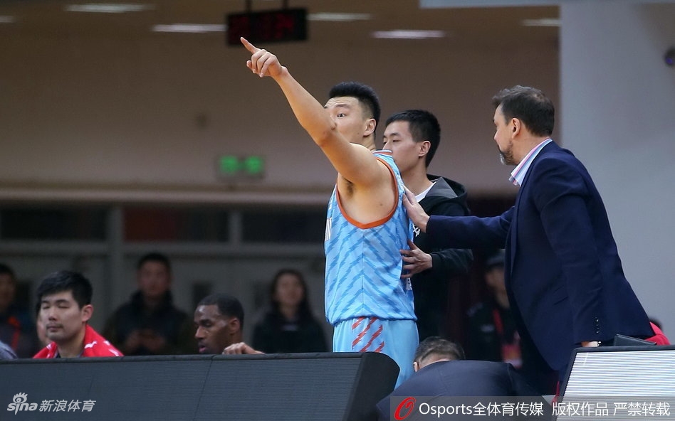 新疆外援亚当斯面对两人包夹毫无惧色，高高跃起空中扭腰出手，皮球划出一道彩虹直钻篮网，尽显MVP本色