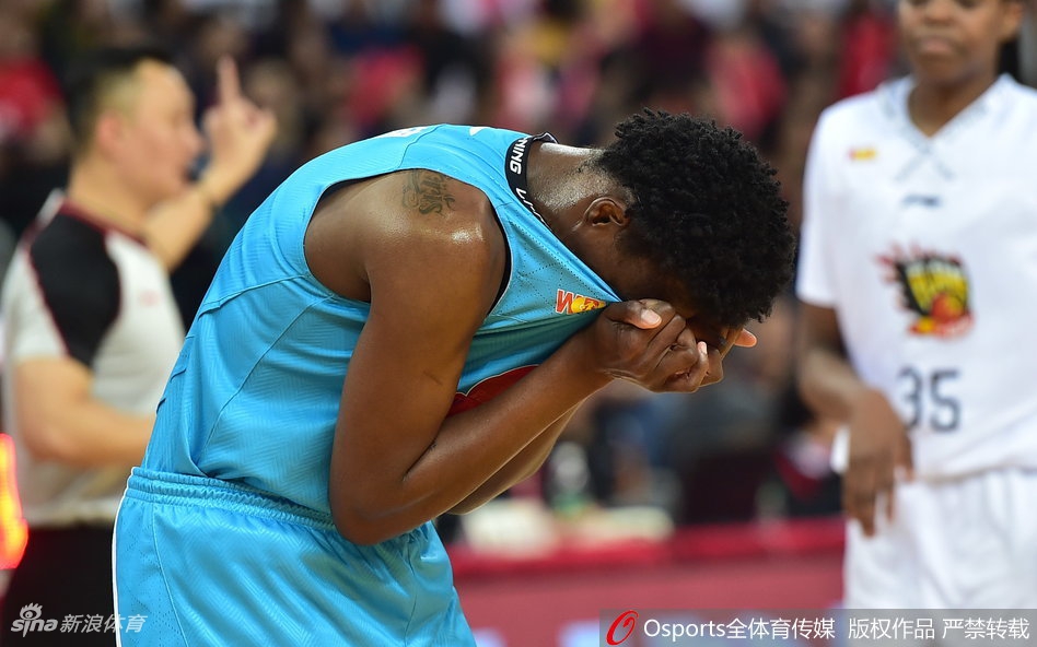 北京队核心邵婷在山西队的重重围堵中,如同灵巧的蝴蝶穿花而过,她眼中只有篮筐,用一记标志性的转身跳投为北京队稳住阵脚。