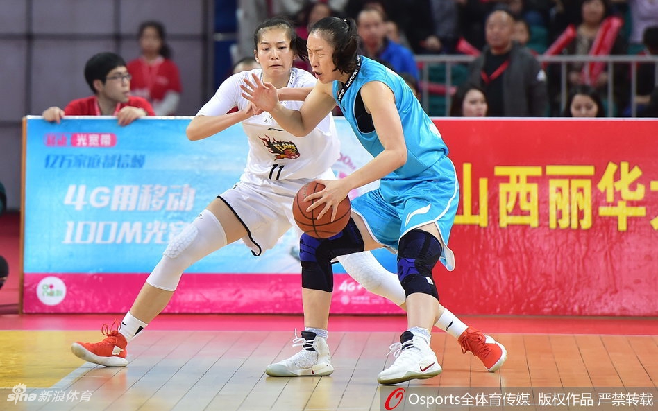 山西女篮外援琼克尔·琼斯在对手的严密防守下,依然高高跃起,以一记势大力沉的单手劈扣震撼全场,仿佛要撕裂北京队的防线。