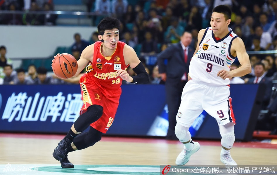 广州队悍将胡珑贸在倒地前奋力将球传给队友，自己则重重摔出底线，用拼命三郎的精神为球队争取每一次机会