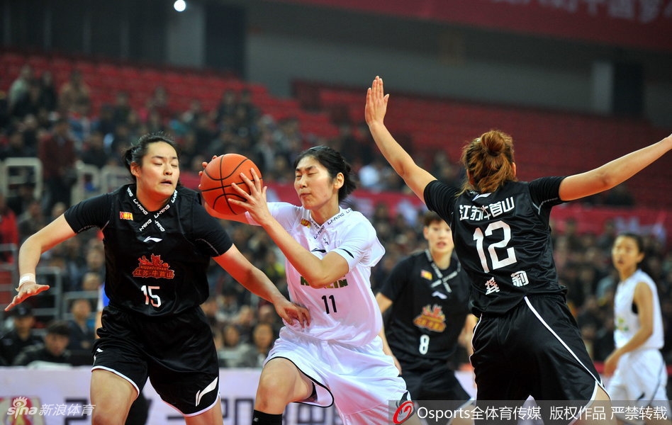江苏女篮后卫如闪电般突破八一防线，轻盈挑篮瞬间，身形舒展如燕