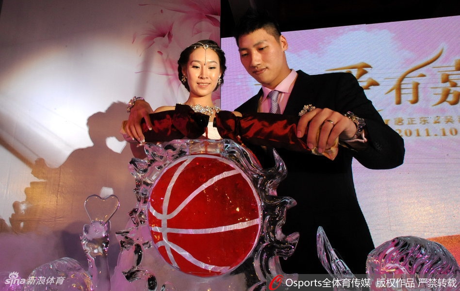 细雨蒙蒙的街角，高大的运动员为身旁的女孩撑起一把小伞，两人肩膀紧靠，画面温馨而朦胧。