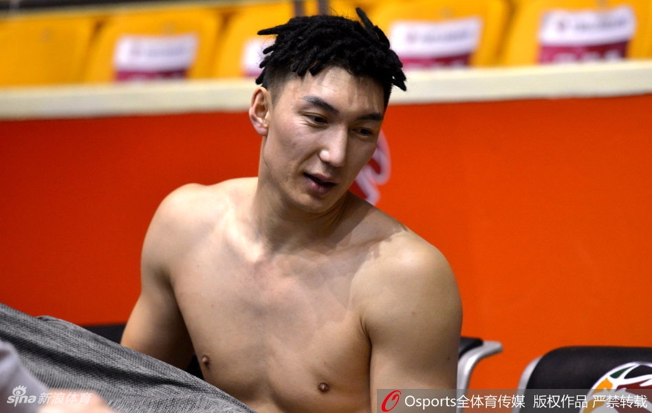 训练场上，可兰白克在队友的防守下强行突破，身体对抗的瞬间肌肉紧绷，镜头定格了他充满斗志的面部表情，仿佛一头锁定猎物的雪域雄鹰。