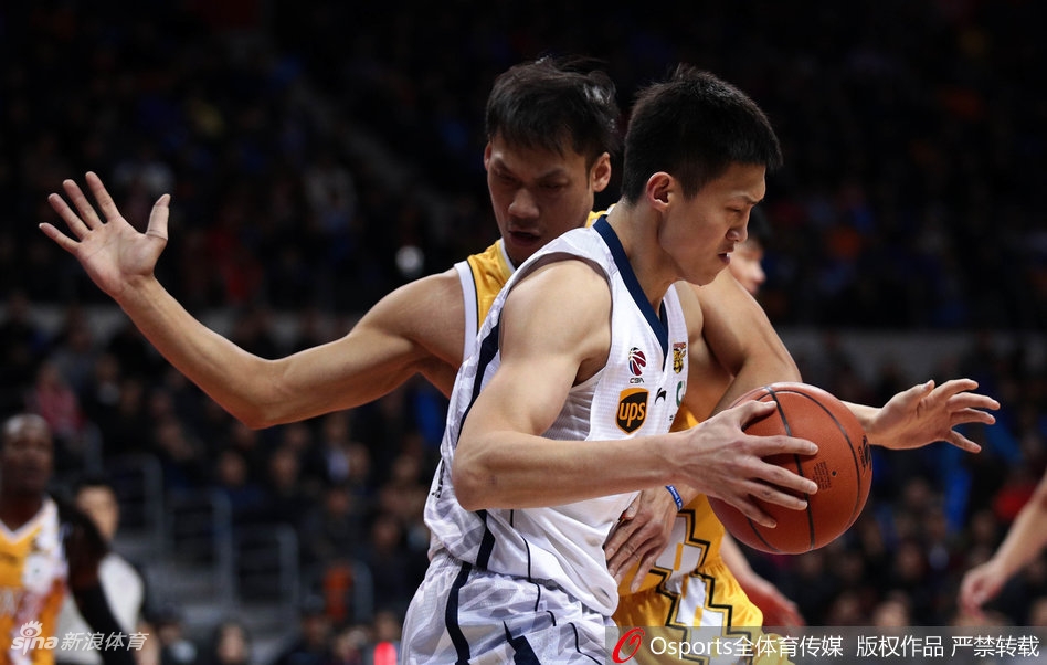 广东队长周鹏在快攻中面对空篮,轻松上篮得手,他身后的广厦追防球员望尘莫及,这次进攻帮助广东队在末节稳住了领先优势。