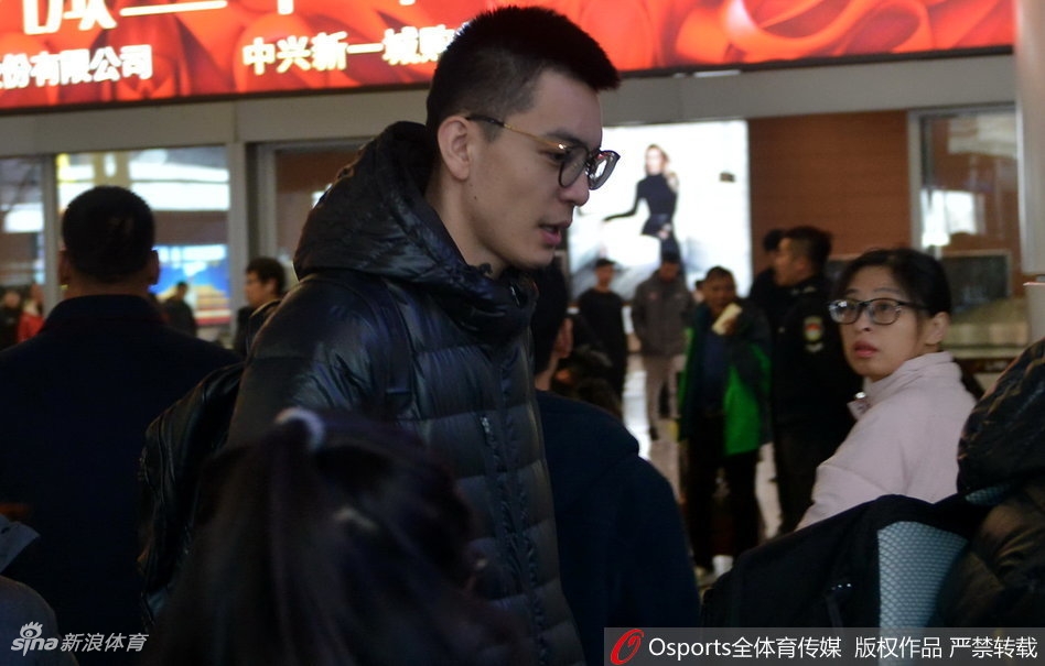 辽篮队员走出通道,瞬间被热情的球迷包围,闪光灯和欢呼声此起彼伏,郭艾伦面带微笑向支持者们挥手致意。