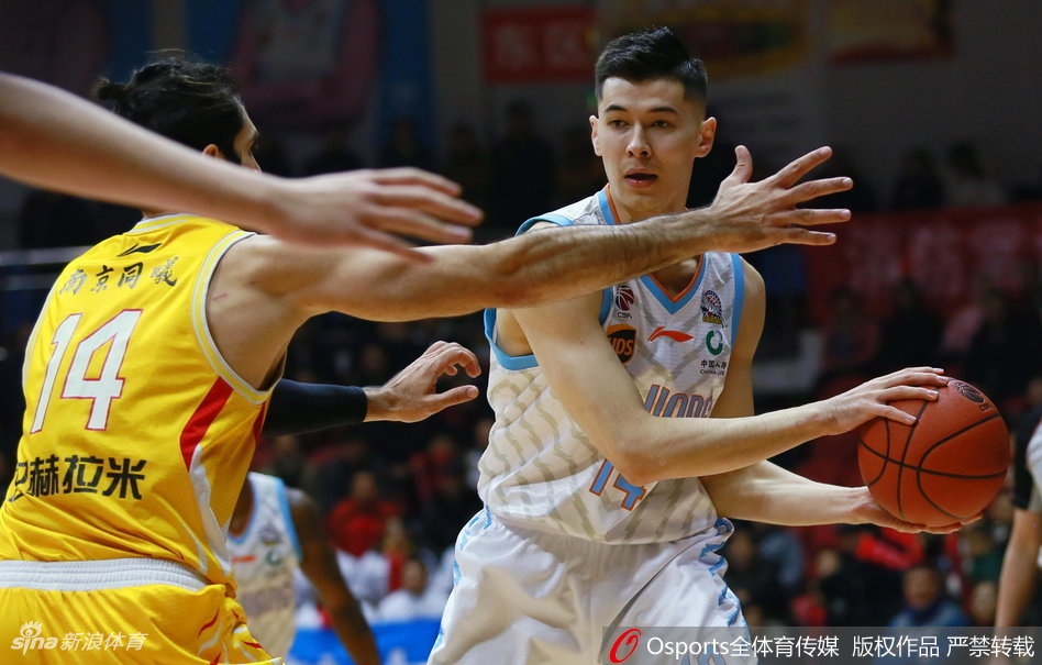 新疆主场球迷们集体起欢呼雀跃,手臂如林海般挥舞,脸上洋溢的狂热笑容与场边闪烁的灯光交织,将魔鬼主场的恐怖氛围渲染到极致。