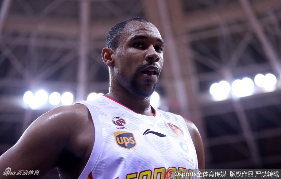 李慕豪高高跃起送出一记惊天大帽，将对手的上篮狠狠扇出界外，这一刻他就是深圳内线的守护神。