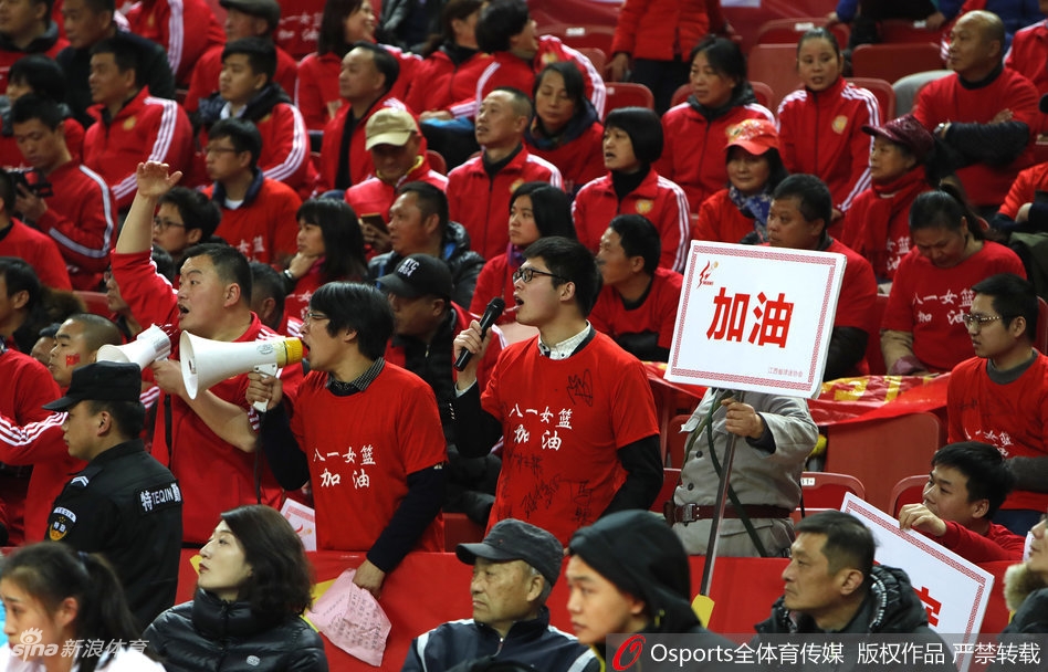 孙梦然在三分线外高高跃起，手腕轻柔一抖，篮球划过一道完美的弧线直钻网窝，她紧握双拳，脸上洋溢着不可阻挡的霸气。