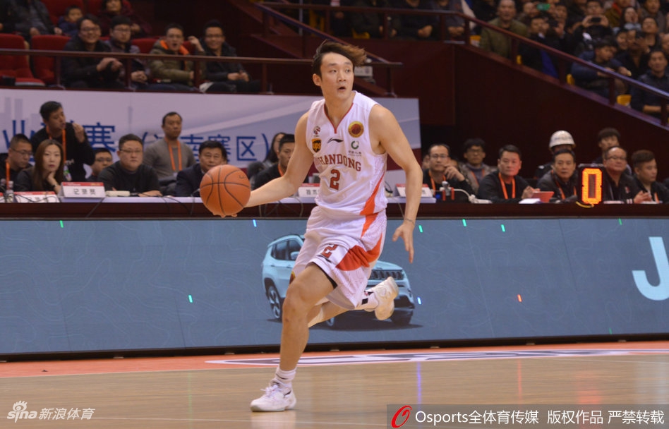 小丁持球强行突破!丁彦雨航面对防守者,眼神坚毅,利用节奏变化闪开角度,果敢上篮