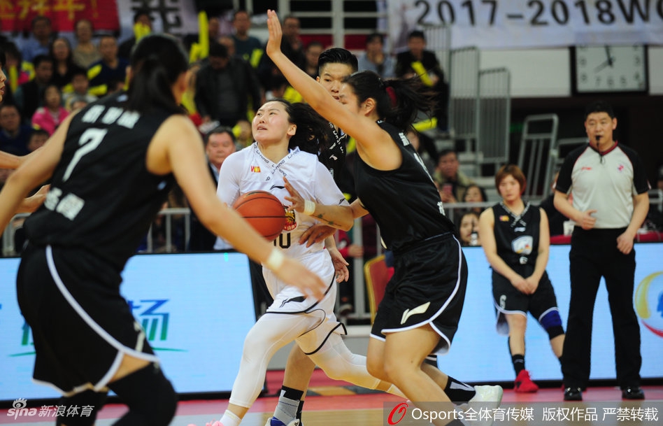 山西队强力外援布朗在内线卡位要球，面对广东队中锋的贴身防守，她利用强壮的身体优势牢牢占据有利位置