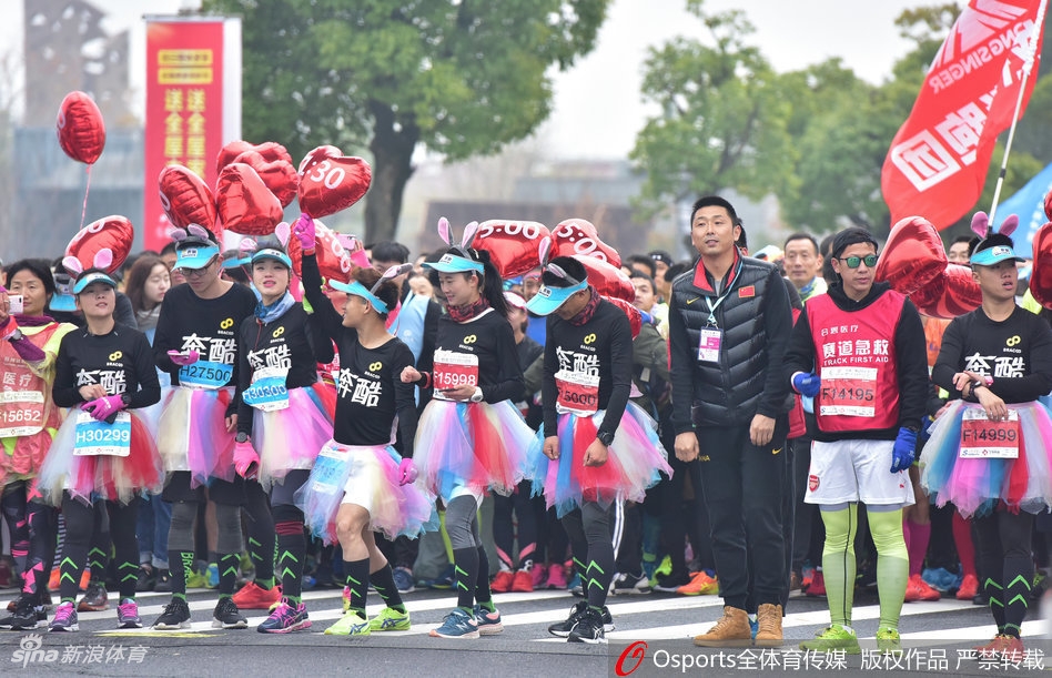 冬日寒风中,肯帝亚啦啦队的宝贝们身着亮黄色短裙热力起舞,她们的笑容如阳光般灿烂,瞬间点燃了苏州马拉松起跑点的激情。