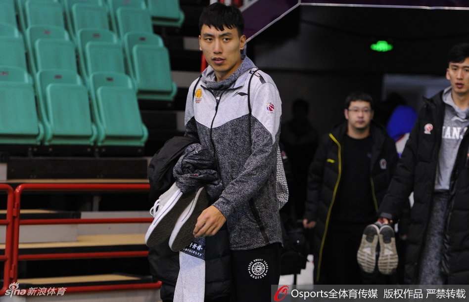 全队围成一圈，把手叠在一起，齐声高呼加油。这一刻，没有抱怨，没有气馁，只有团结一心的决心，他们正为了尊严而战。