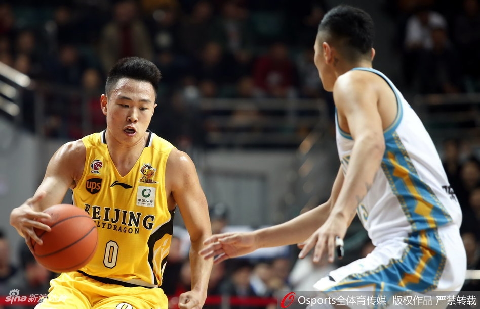 福建小外援拉斯-史密斯如闪电般撕裂防线,他高高跃起,手中篮球仿佛被赋予生命,即将精准地送入篮筐。