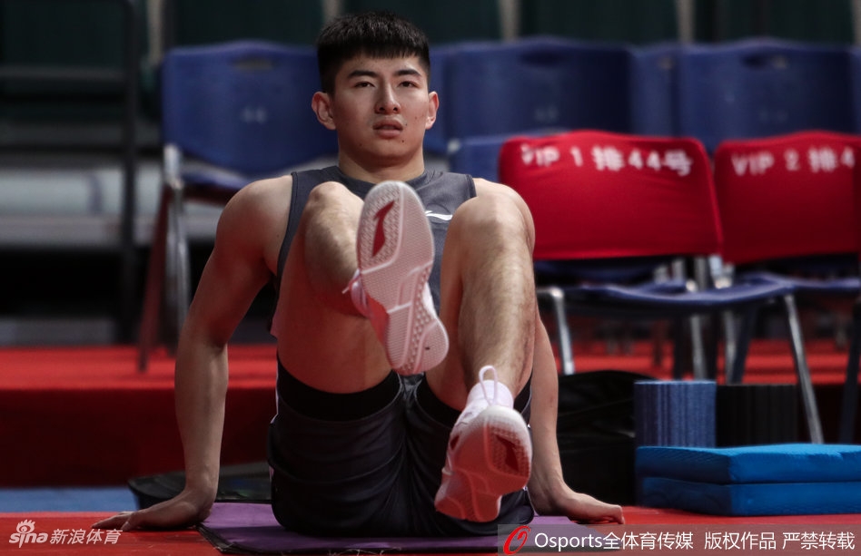 全队训练结束围成一圈，齐声高喊加油鼓劲，气氛热烈团结，展示了强大的团队凝聚力。