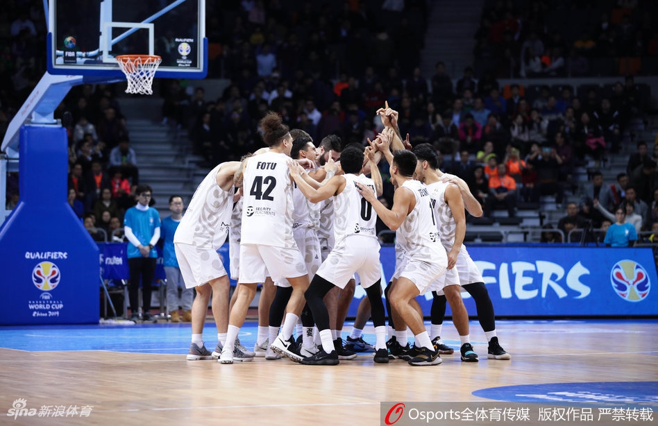 表演进入高潮，队员们全身心投入，或仰天长啸，或奋力击掌，将毛利战舞中的“瞪眼”与“吐舌”演绎得淋漓尽致，定格成一幅震撼人心的勇士群像。