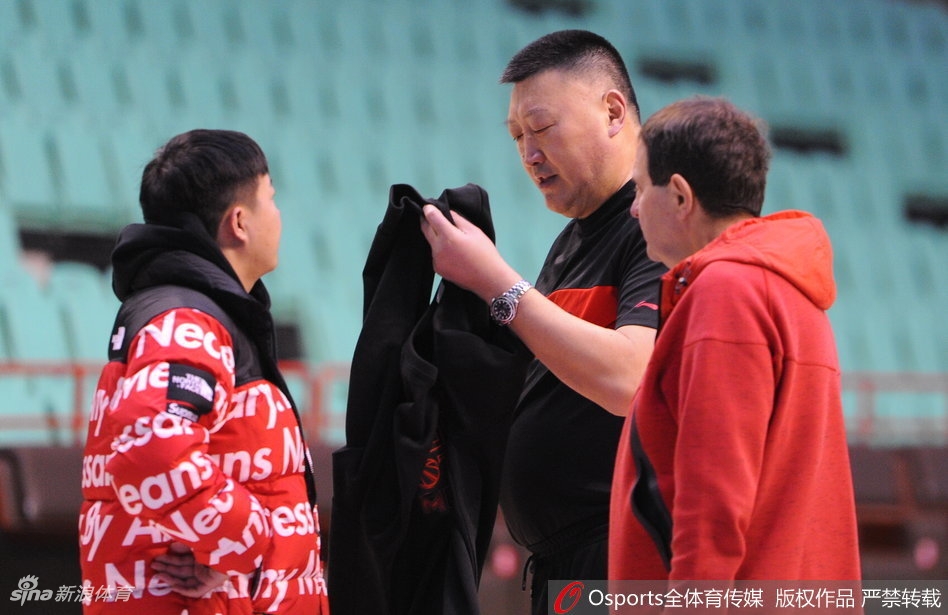 川军小将们在体能教练的带领下进行拉伸训练，汗水湿透了球衣，他们年轻的面庞上写满了专注与坚韧，这是川篮新生代力量的无声宣言。