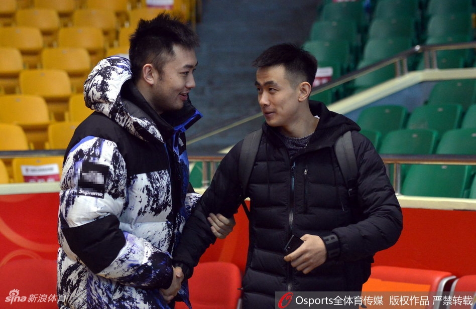 山东队年轻后卫张辉在运球时,遭遇了辽宁队好友高诗岩的严防死守,但这并非真正的对抗,而是朋友间带有嬉闹性质的亲密互动