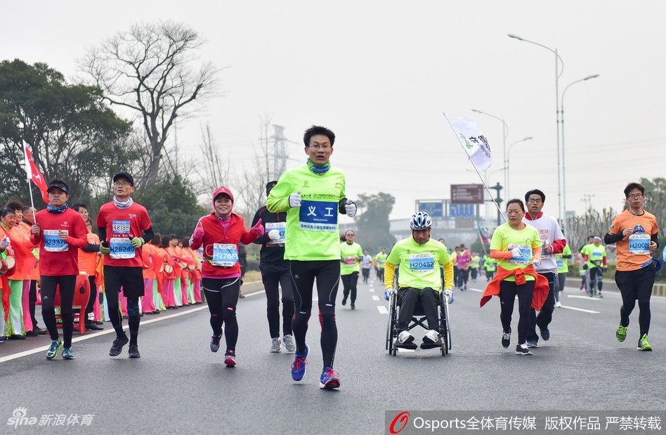 肯帝亚啦啦队的姑娘们统一扎着高马尾,露出灿烂的笑容,她们有力的舞姿与身后的马拉松拱门交相辉映,成为冬日里最温暖的一抹亮色。