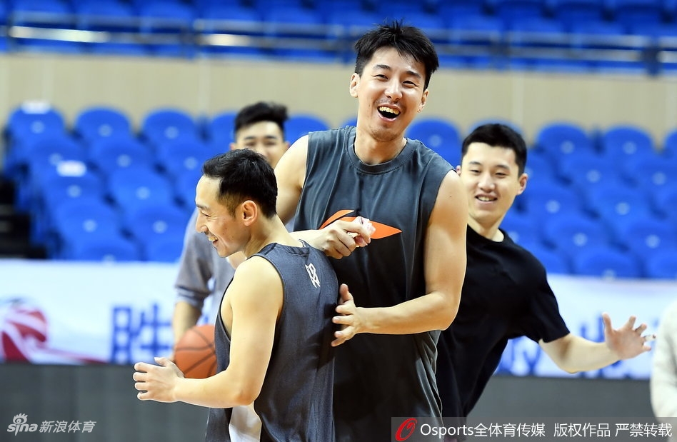 拉杜利察在对抗中强硬上篮,他全场贡献24分11篮板的两双数据,是球队获胜的内线支柱。