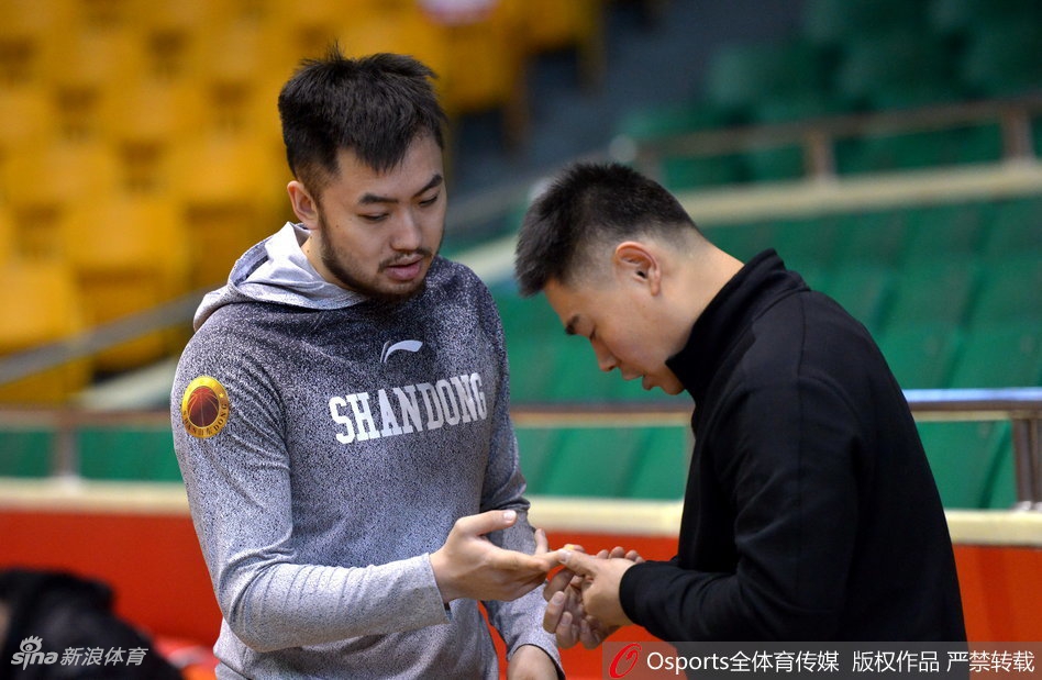 热身活动中,小丁双手抱头做拉伸,却歪着脑袋露出一脸无辜的表情,仿佛在问‘教练,这个动作能不能不做呀?’眼神中透着一丝孩子气的顽皮。