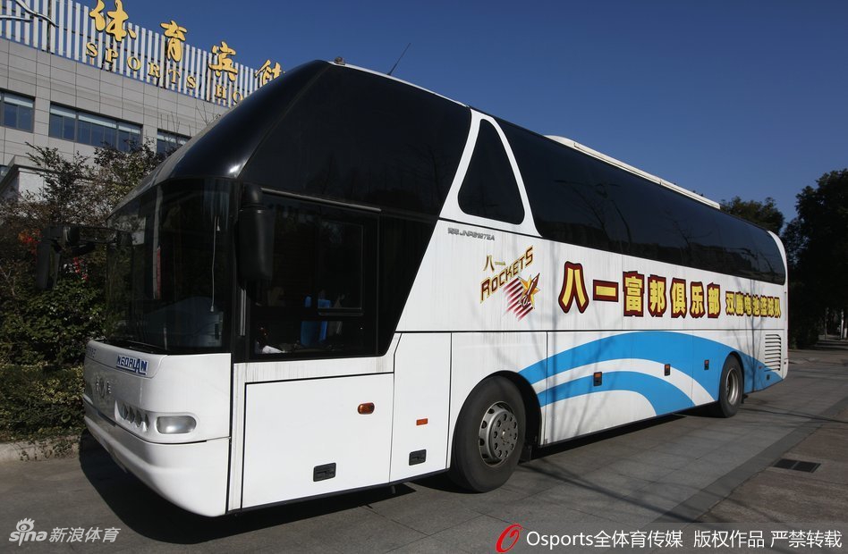 现场一名女球迷用手背悄悄拭去眼角的泪水，虽然面带微笑，但那红了的眼眶却出卖了她此刻强忍住的离愁别绪。