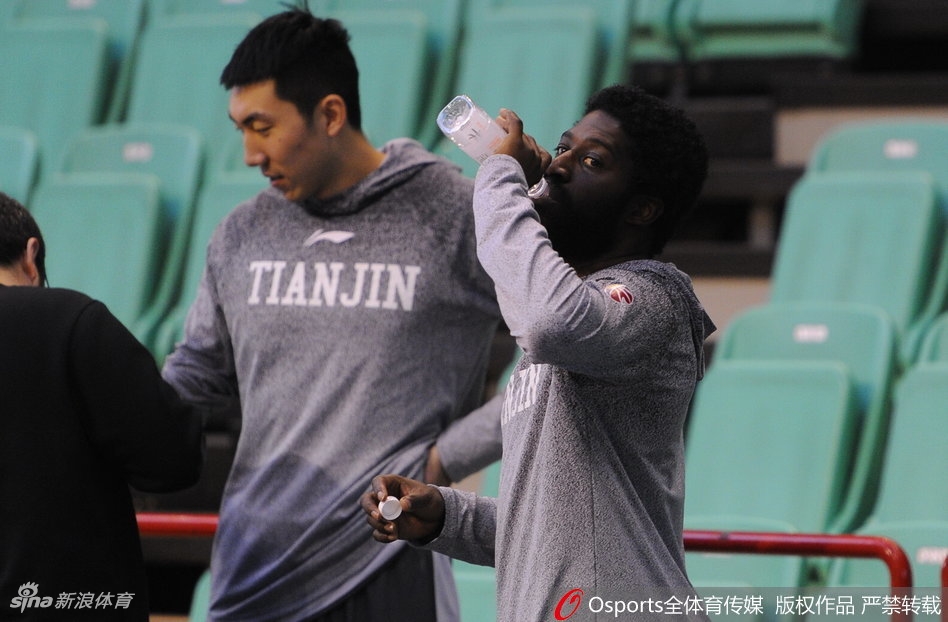 天津外援杰特在训练中持球突破，他身形矫健，目光如炬，每一次运球都充满了节奏感，试图用经验串联起全队的进攻。