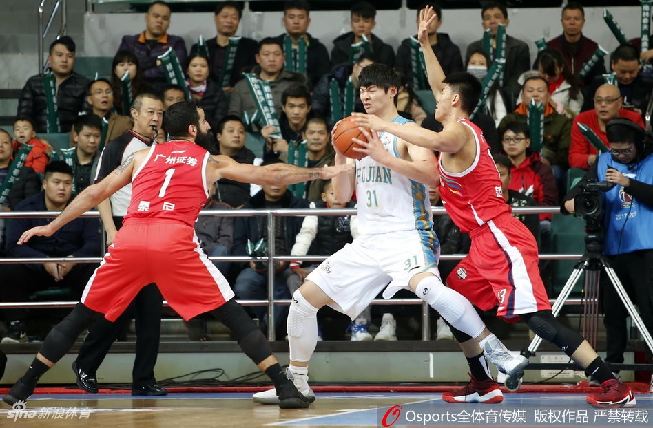 这是意志力的对决，哈里斯与桑尼为了球权的归属，肌肉紧紧纠缠在一起，两人都咬紧牙关，面部表情因用力而变得扭曲，仿佛要将整个球馆的空气都点燃。