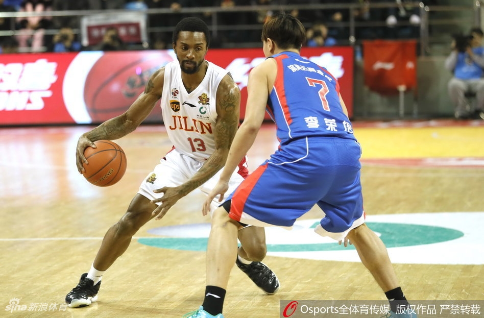 兰德里在天津队内线翻江倒海,他强硬地扛开防守队员,用一记势大力沉的暴扣宣告着吉林队禁区的绝对主权。