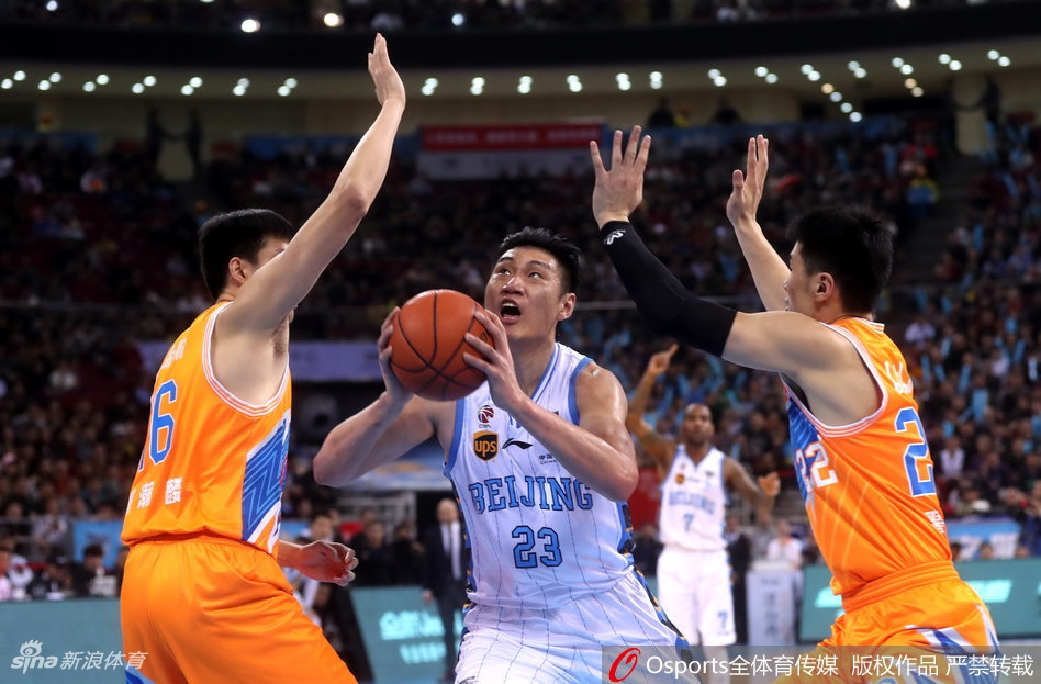 五棵松体育馆内人声鼎沸，全场球迷挥舞着手中的白色助威毛巾，汇成了一片汹涌的白色海洋，为北京队的每一次精彩表现呐喊。