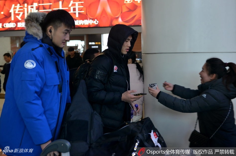 尽管旅途劳顿,但见到热情的家乡球迷,辽篮的将士们疲惫尽消,耐心地为大家签名,现场气氛热烈而有序。