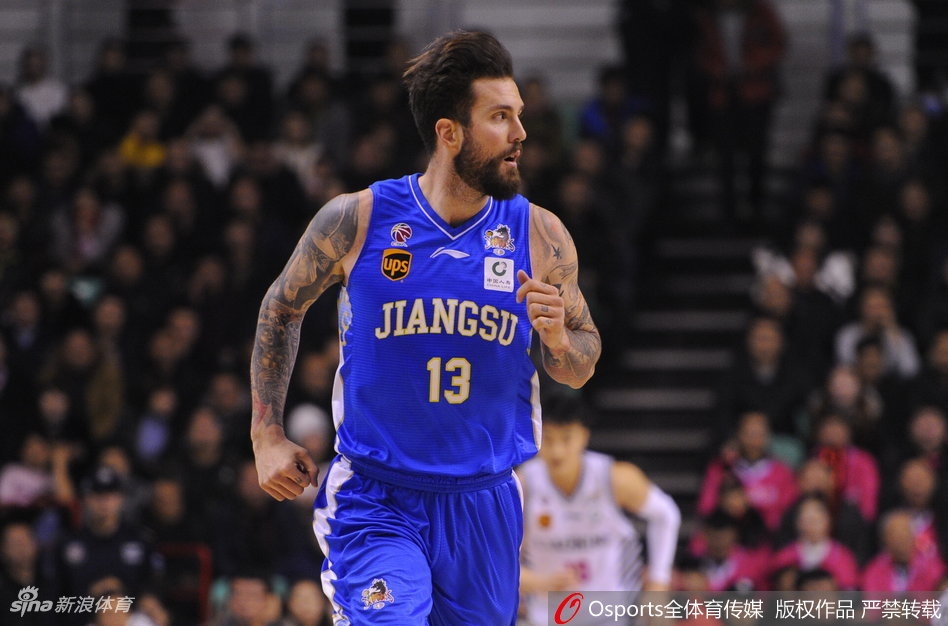 江苏肯帝亚的内线悍将拉杜利察迎着辽宁队的防守，强硬地将球放进篮筐，并造成犯规，他全场砍下25分13篮板，用统治级的表现帮助球队锁定胜局。