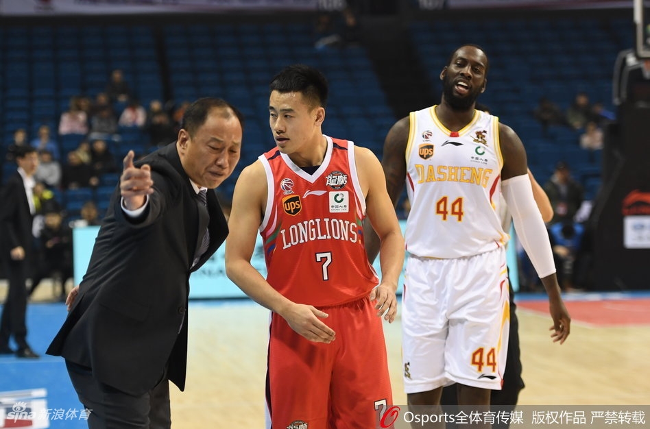 巴赫拉米与罗旭东在篮下死死卡位，肌肉碰撞的声音仿佛穿透了画面，两人眼神中透露出对胜利毫不掩饰的渴望。